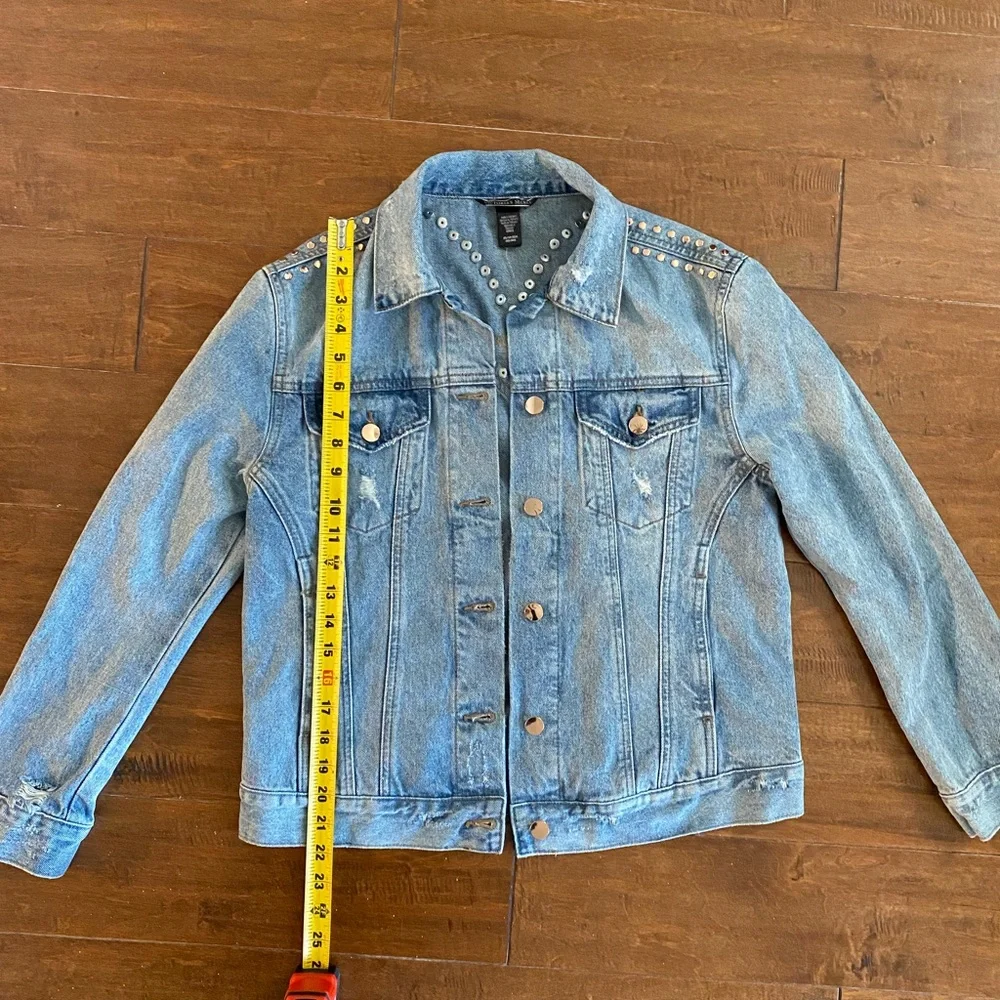 Victoria’s Secret Studded Distressed Denim Jean Jacket Sz XS/S - Picture 10 of 10